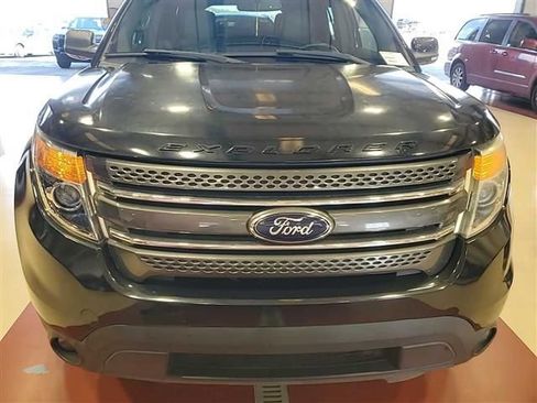 Used 2015 Ford Explorer XLT w/ Equipment Group 202A image 6