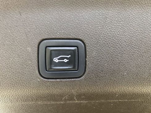 Used 2021 GMC Yukon Denali w/ Denali Premium Package image 26