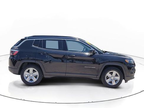Used 2022 Jeep Compass Latitude FWD image 4
