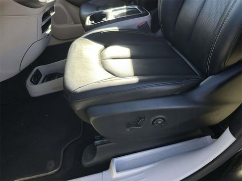 Used 2024 Chrysler Pacifica Touring-L image 17