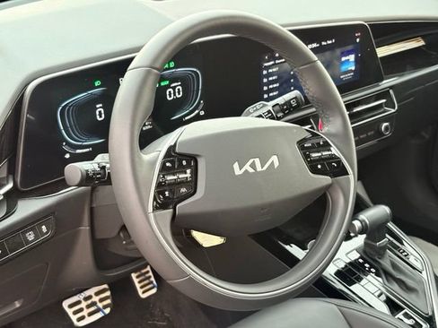 Certified 2025 Kia Niro EX Touring FWD image 12