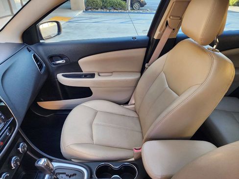 Used 2011 Chrysler 200 Limited image 29