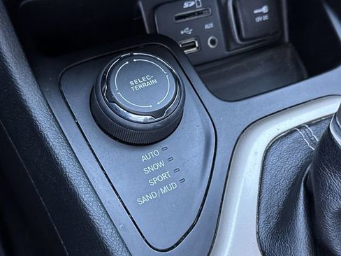 Used 2016 Jeep Cherokee Latitude w/ Cold Weather Group image 29