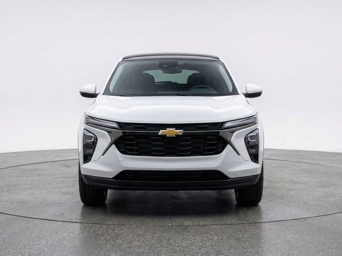 Used 2025 Chevrolet Trax LT w/ LT Convenience Package FWD image 2