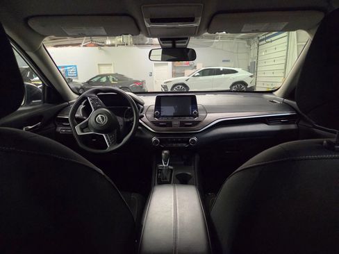 Used 2025 Nissan Altima 2.5 SV FWD image 32
