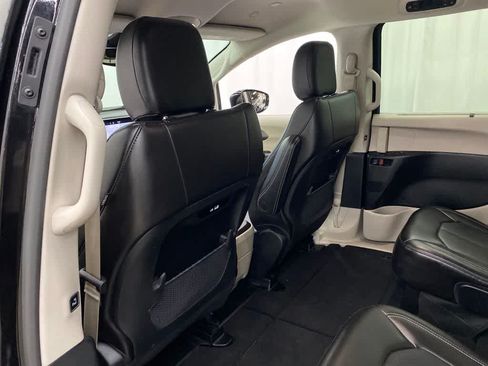 Used 2024 Chrysler Pacifica Touring-L FWD image 15