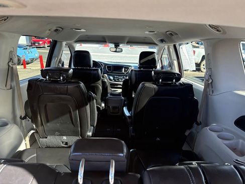 Used 2021 Chrysler Voyager Lxi image 12