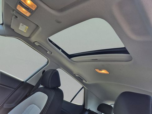 Used 2023 Hyundai Venue SEL FWD image 19