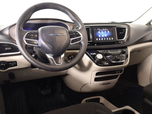 Used 2020 Chrysler Voyager LX image 2