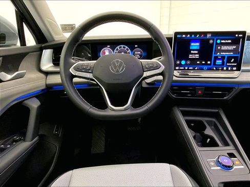 Used 2025 Volkswagen Tiguan SE w/ Panoramic Sunroof Package AWD/4WD image 5