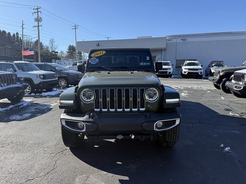 Used 2021 Jeep Gladiator Overland w/ Popular Equipment Package image 2