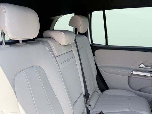 Used 2025 Mercedes-Benz GLB 250 image 40