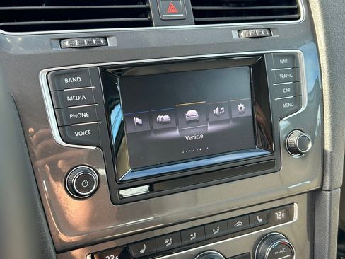 Used 2015 Volkswagen e-Golf SEL Premium image 32