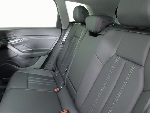 Used 2025 Audi Q6 e-tron Premium image 42