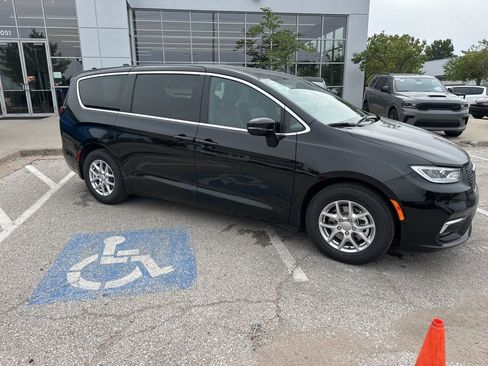 New 2026 Chrysler Pacifica Select image 41