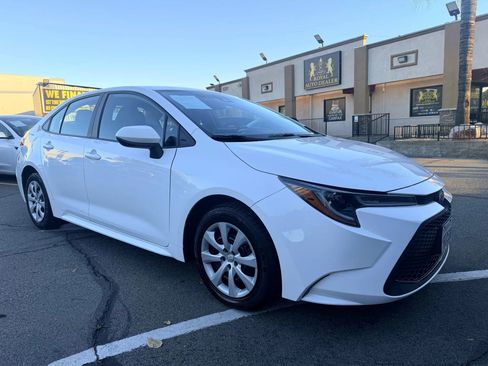 Used 2022 Toyota Corolla LE image 3