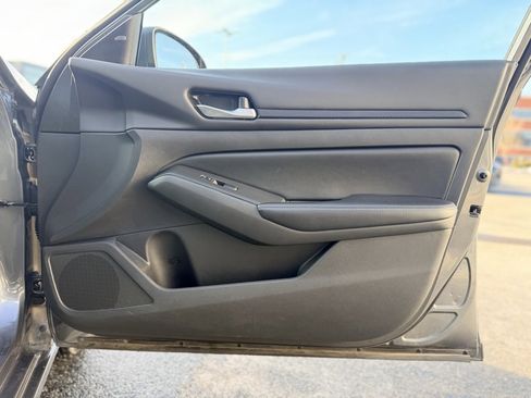 Used 2024 Nissan Altima 2.5 SV image 24