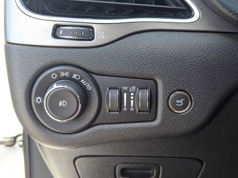 Used 2019 Jeep Cherokee Limited w/ Technology Group FWD image 36