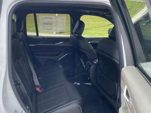 New 2025 Jeep Grand Cherokee Overland image 32