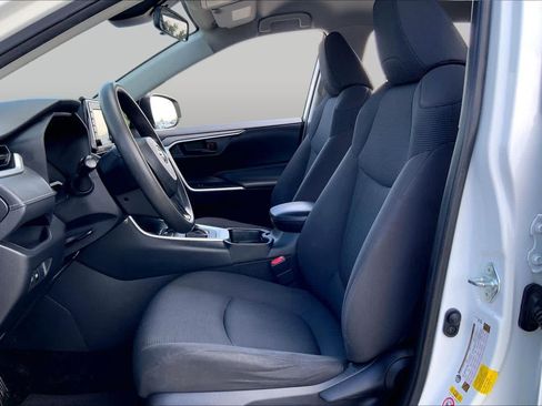 Used 2019 Toyota RAV4 LE FWD image 8