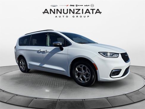 Certified 2023 Chrysler Pacifica Limited image 7