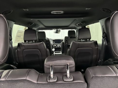 New 2026 Chrysler Pacifica Limited image 8