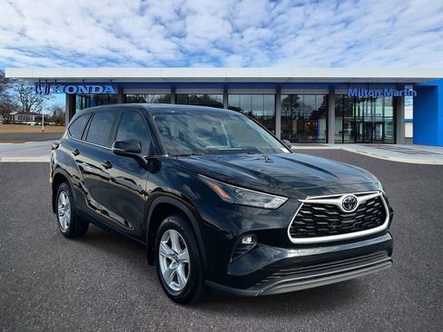 Used 2023 Toyota Highlander LE image 1