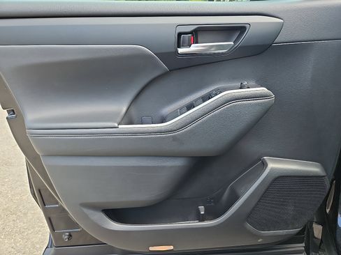 Used 2022 Toyota Highlander XLE image 14