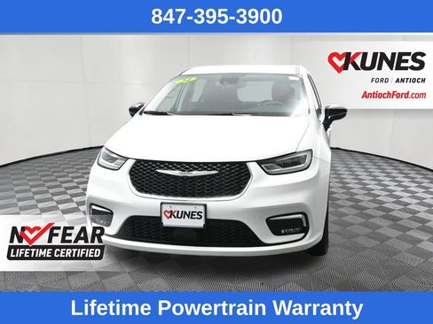 Used 2024 Chrysler Pacifica Touring-L FWD image 4