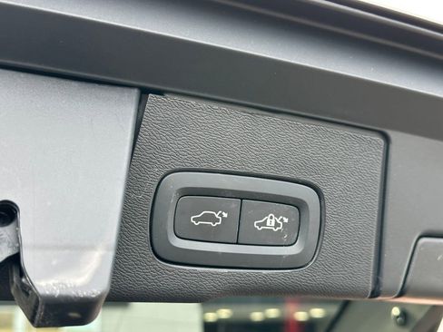 Used 2025 Volvo XC60 B5 Plus image 33