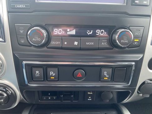 Used 2018 Nissan Titan SL image 19