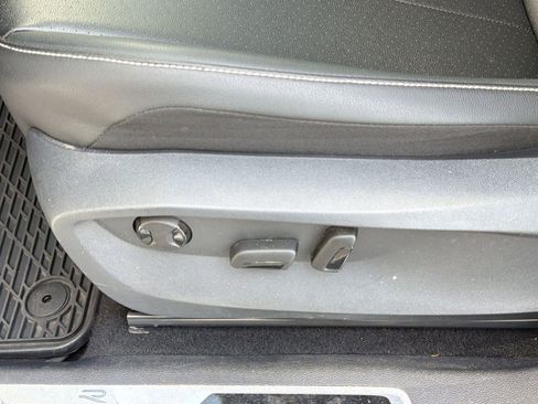 Used 2023 Volkswagen Tiguan SE R-Line image 13