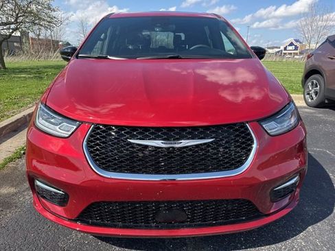 Used 2026 Chrysler Pacifica Limited image 2