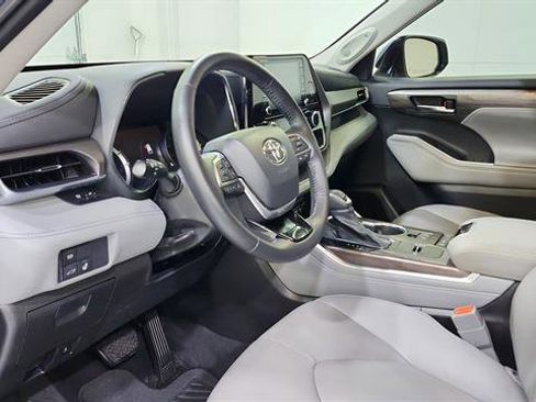 Used 2021 Toyota Highlander Limited FWD image 12