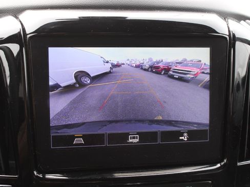 Used 2023 Chevrolet Traverse LT image 13