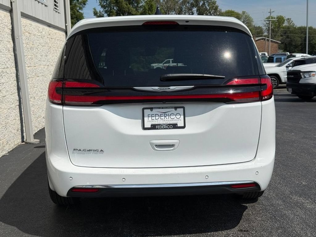 Used 2025 Chrysler Pacifica Select FWD image 4