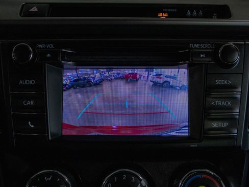 Used 2018 Toyota RAV4 LE FWD image 6