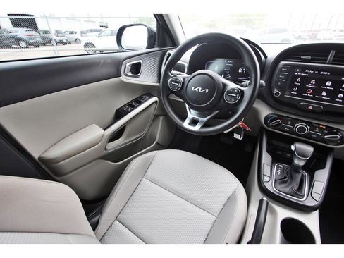 Used 2023 Kia Soul LX w/ LX Technology Package image 10