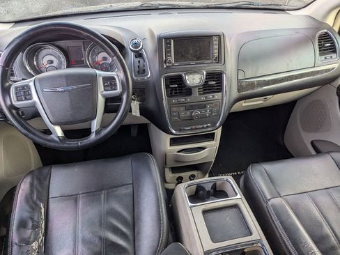 Used 2014 Chrysler Town & Country Touring image 19