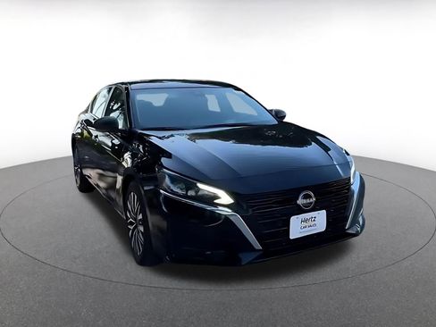 Used 2025 Nissan Altima 2.5 SV FWD image 3