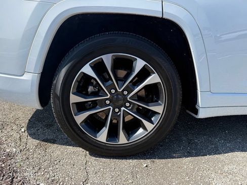 Used 2023 Jeep Grand Cherokee L Overland w/ Rear Seat Video Group I AWD/4WD image 16