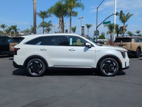 Certified 2025 Kia Sorento EX w/ EX Panoramic Sunroof Package AWD/4WD image 2