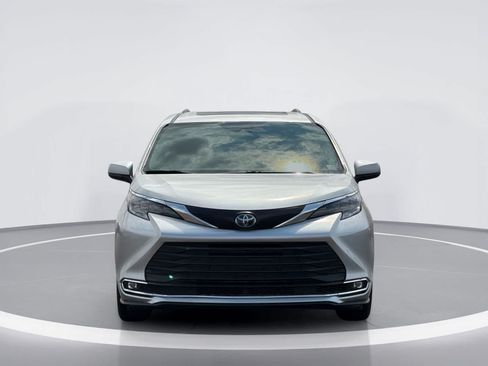 Used 2024 Toyota Sienna XLE FWD image 4