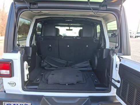 Used 2023 Jeep Wrangler Sahara image 28