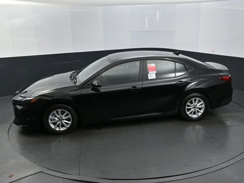 Used 2025 Toyota Camry LE image 28