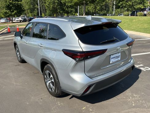 Used 2025 Toyota Highlander XLE AWD/4WD image 8