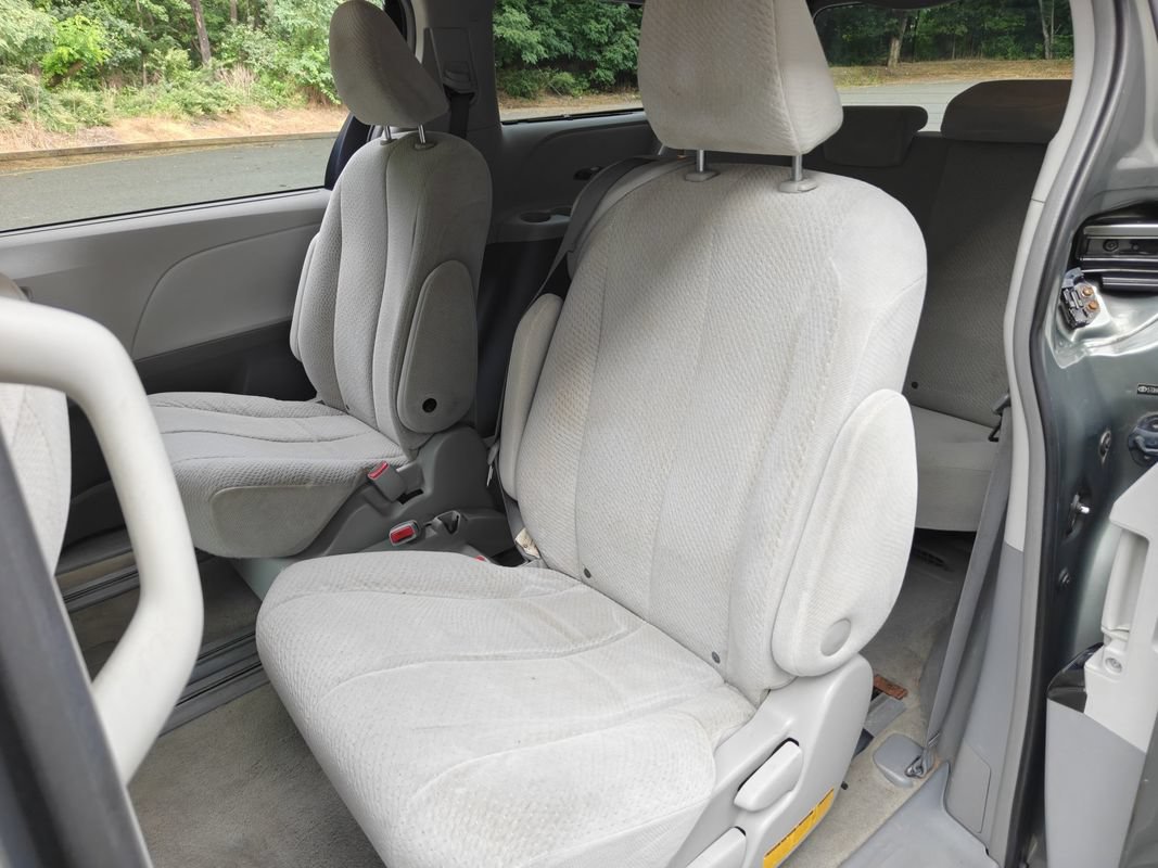 Used 2011 Toyota Sienna LE FWD image 12