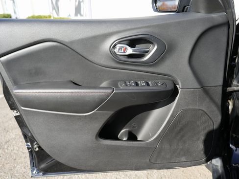 Used 2019 Jeep Cherokee Trailhawk w/ Cold Weather Group image 29