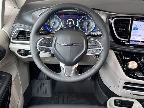 Used 2024 Chrysler Pacifica Touring-L FWD image 15