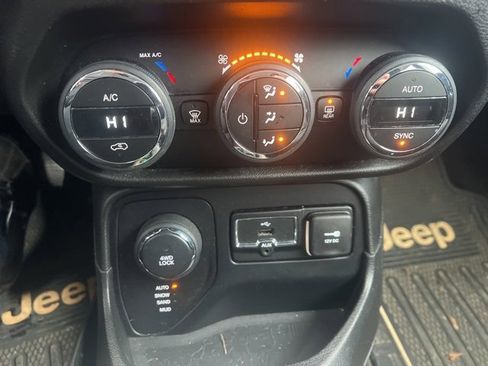 Used 2016 Jeep Renegade Latitude image 12